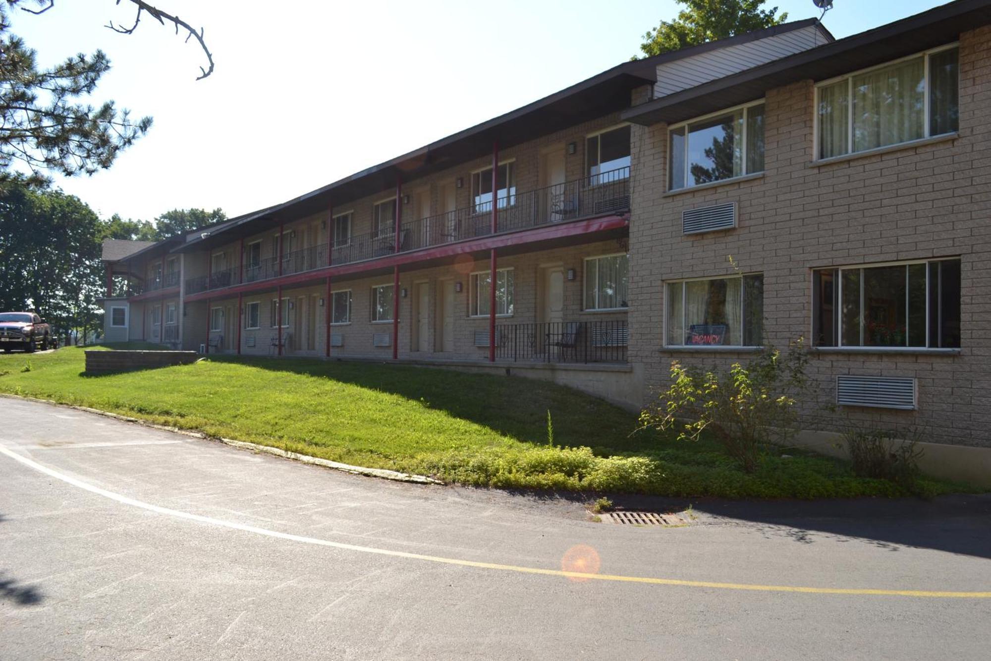 Latham Inn Exterior photo