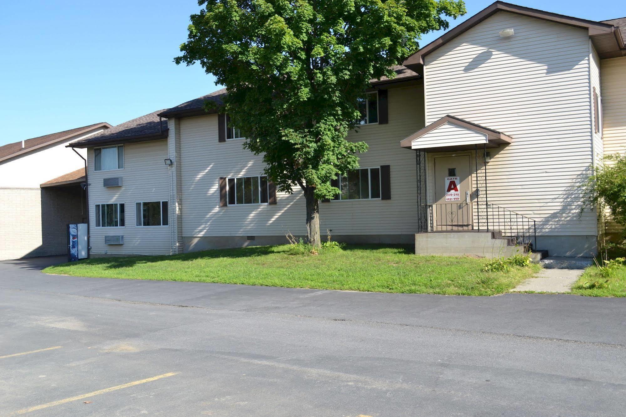 Latham Inn Exterior photo