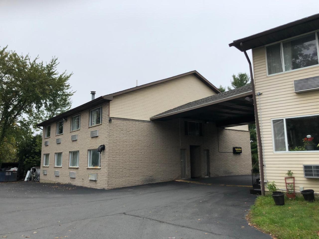 Latham Inn Exterior photo